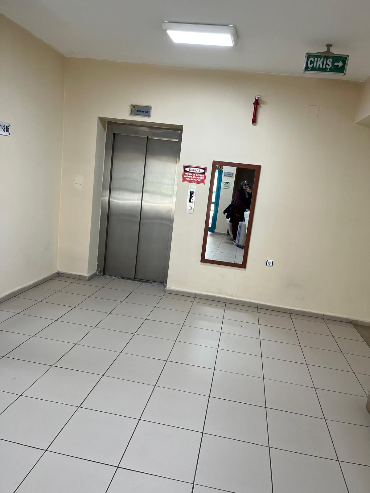7 Nisan günü yurttan çıkmadan önce aynadan çektiğim fotoğraf