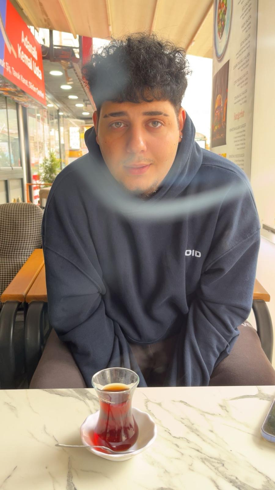 8 Nisan günü kafede çay içerken Ege'nin çektiğim fotoğrafı